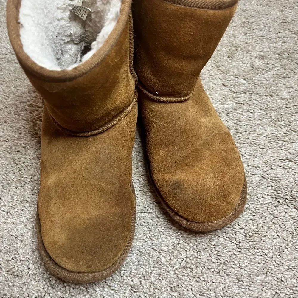 UGG Koolaburra‎ Boots, Size 4 Girls.  Well loved but lots of life left!